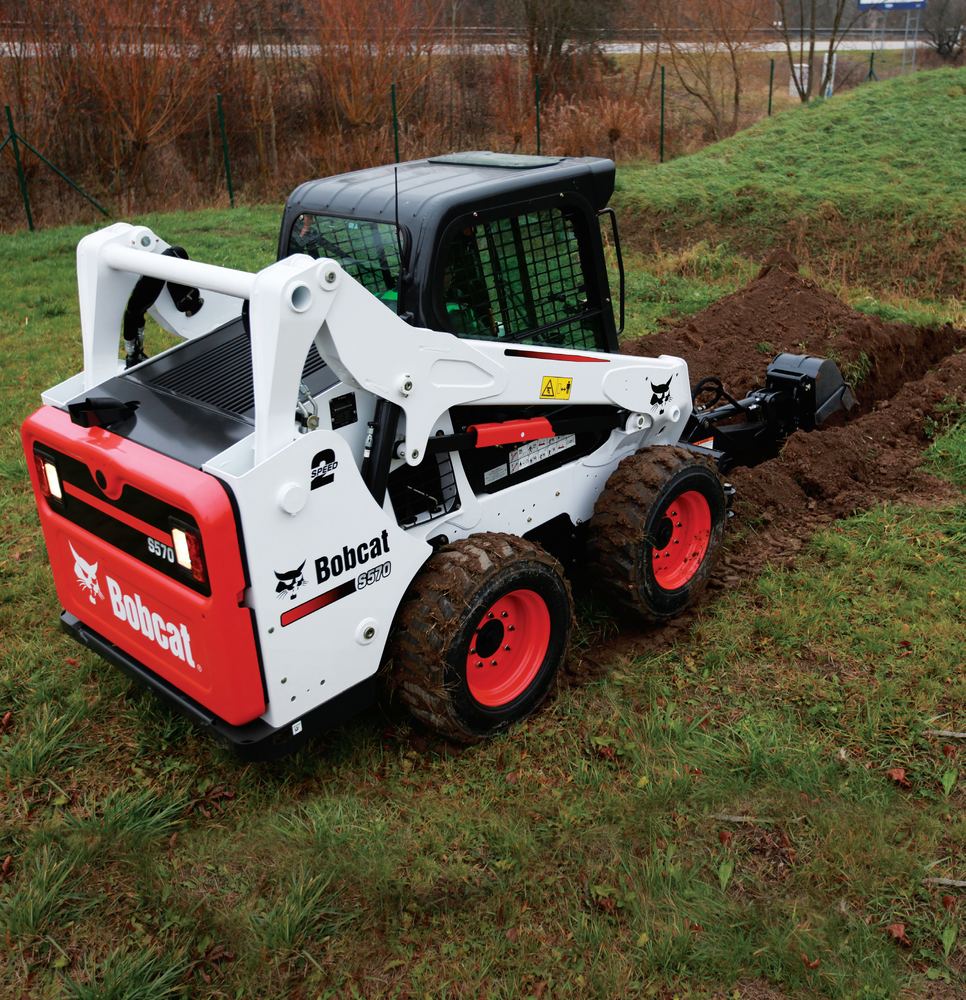 Minicargadora Bobcat S570 en trabajo de campo