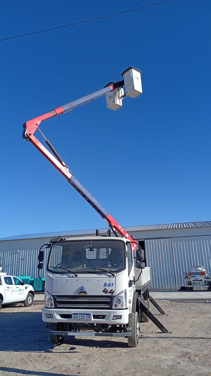 Hidroelevador con canasta doble extendido