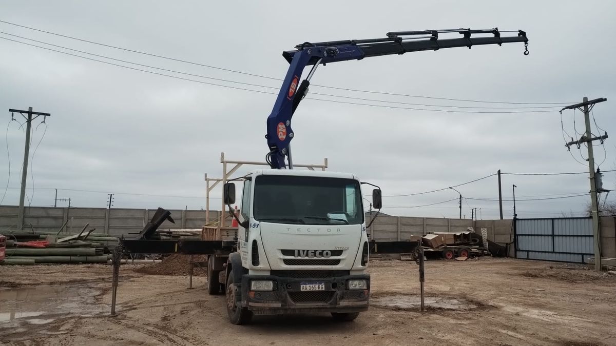 Camión con la hidrogrúa extendida